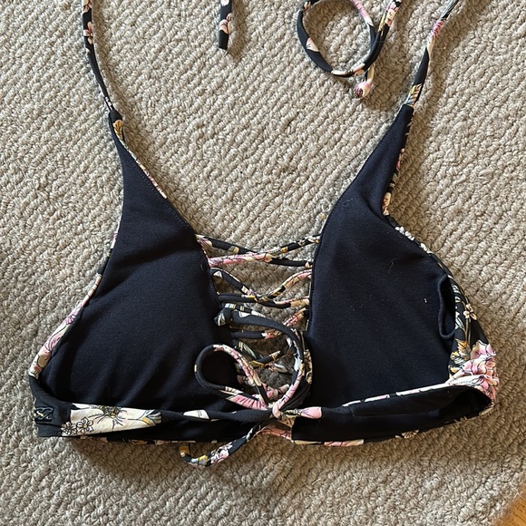 Billabong Floral Bikini Top no tag but fits like a small - Picture 5 of 6